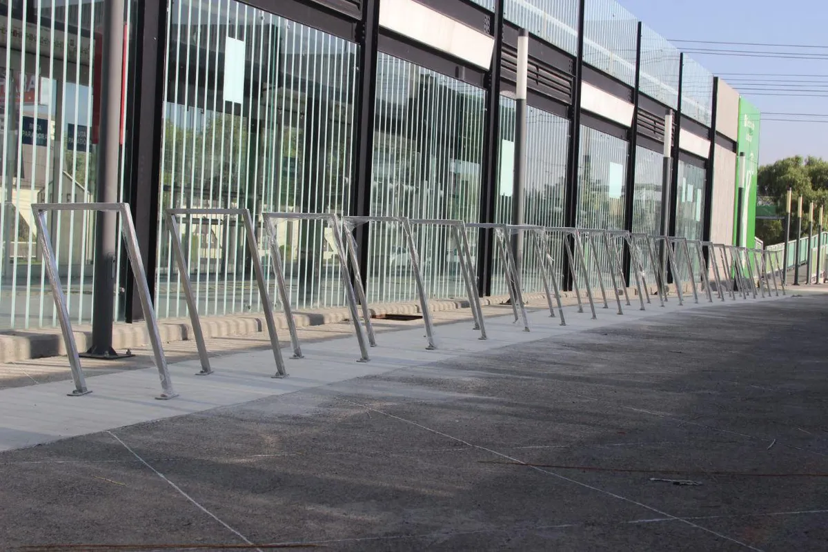 Instalan 214 bici estacionamientos en estaciones del Tuzobús