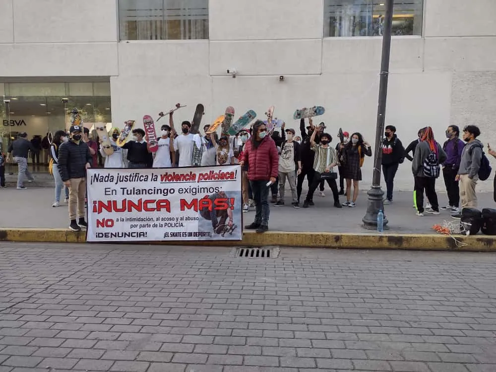 En patineta se manifiestan por la detención violenta de dos jóvenes en Tulancingo