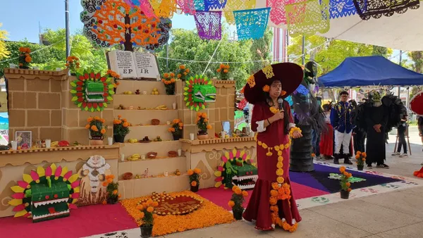 Alumnos de la preparatoria Ignacio Ramírez en Mixquiahuala celebraron el Día de Muertos con altares inspirados en películas