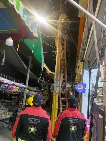 Bomberos controlan conato de incendio por falla eléctrica en feria de Tulancingo.