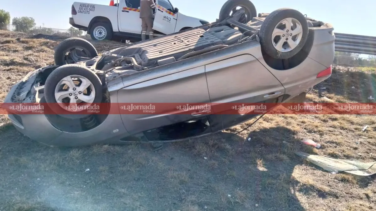 Autopista México-Pachuca: fuerte accidente deja auto volcado