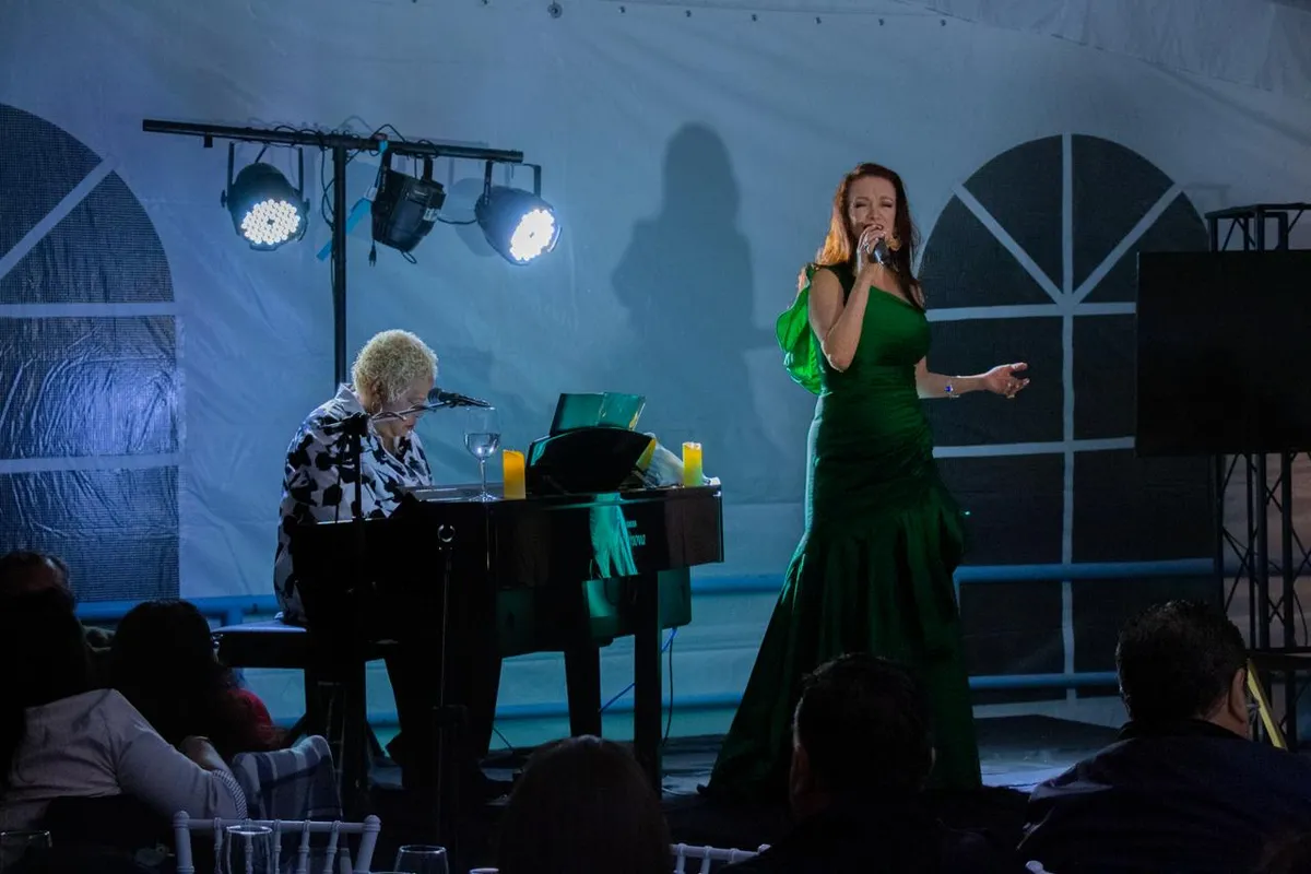 Fabiola Finkmann cautiva con su voz en concierto de gala en Mixquiahuala