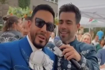 Embajador de México en Naruega Omar Fayad cantando con mariachi