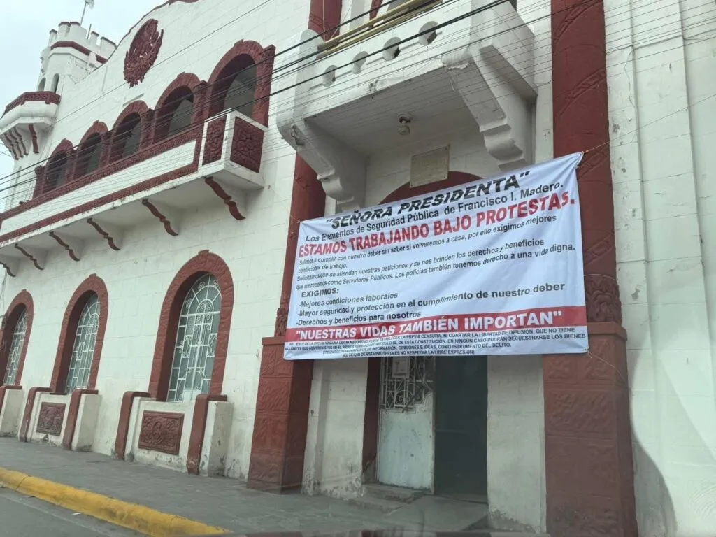 Trabajadores y policías protestan en Francisco I. Madero por mejores condiciones laborales