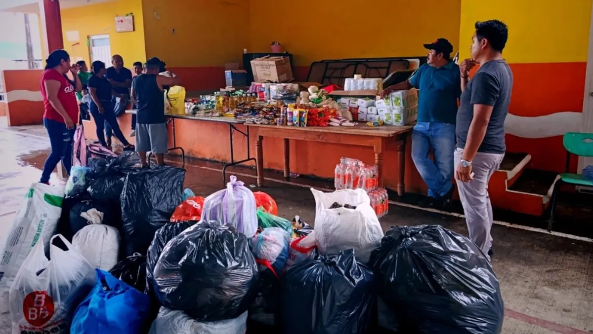 Habitantes de Pantepec, Puebla, recorren caminos serranos para llevar ayuda a familias afectadas por las lluvias en Huehuetla, Hidalgo.