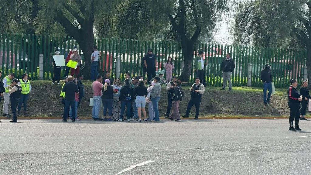 Vecinos bloquean acceso a la autopista México-Pachuca en Tecámac por falta de agua