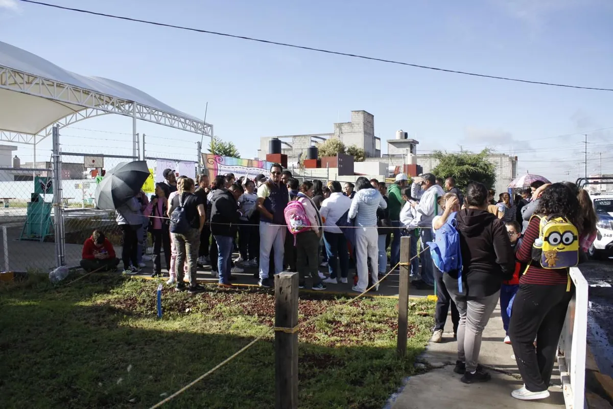 Padres de familia protestaron en la primaria Mario Benedetti de Mineral de la Reforma para exigir seguridad en el regreso a clases.