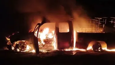 Camioneta incendiada tras explosión en Tetepango.