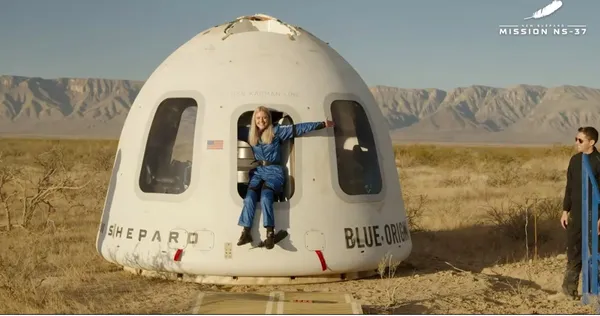 Ingeniera se convierte en la primera persona en silla de ruedas que va al espacio