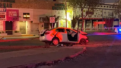 Taxi chocado contra árbol