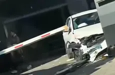 Auto choca al salir del Motel Dubai