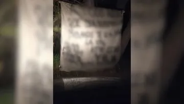 Colocan manta amenazante en Acatlán