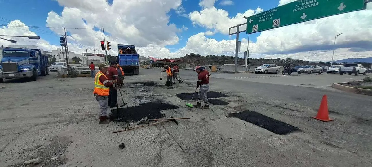 Pachuca: realizan rebacheo en principales bulevares de la ciudad
