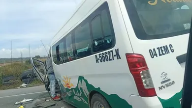 Accidente entre una Urvan y un vehículo particular