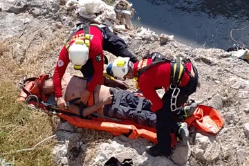 Rescatan a hombre que cayó al Río de las Avenidas