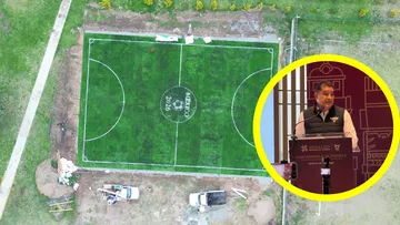 Cancha de futbol construida en Hidalgo para el programa Mundial 2026 junto a conferencia de Julio Valera Piedras.