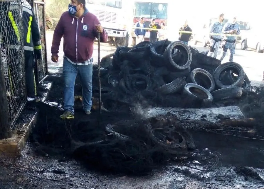 Se incendia vulcanizadora en Santiago de Anaya