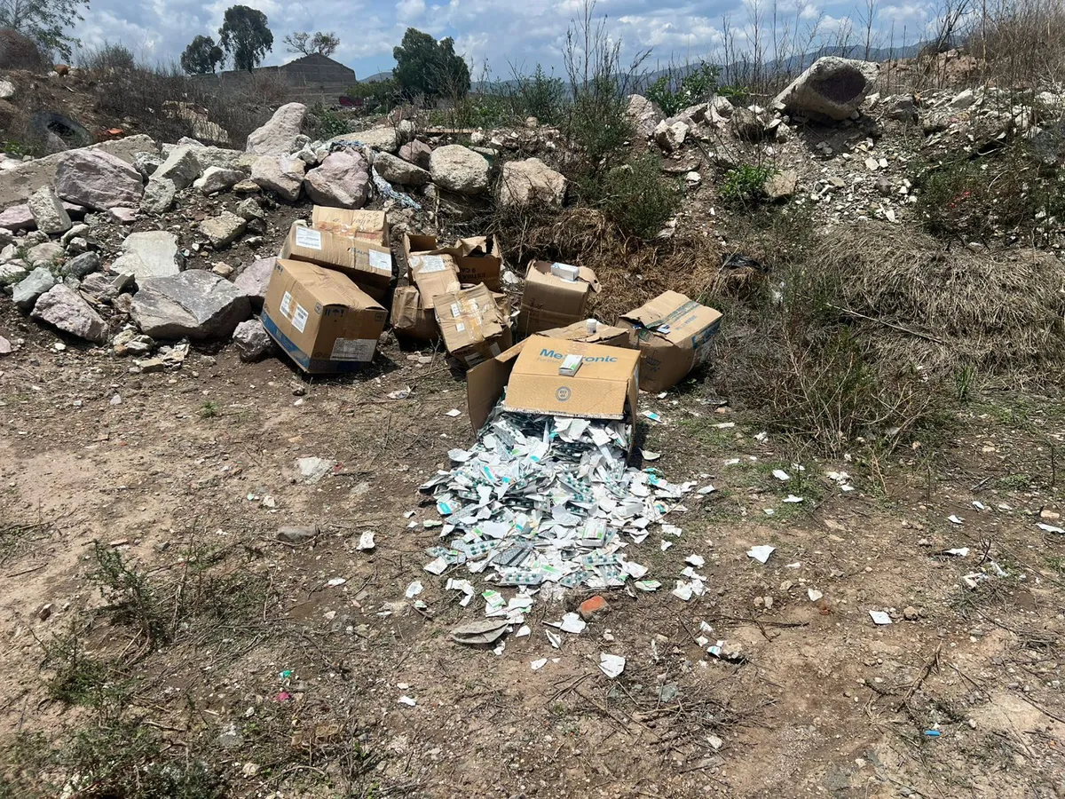 Hallan cajas con medicamentos caducos en terreno baldío en Pachuca; autoridades investigan