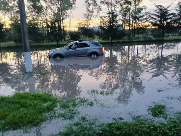 Lluvias dejan autos atrapados en Atitalaquia; rescatan vehículos varados sobre la Tula-Jorobas