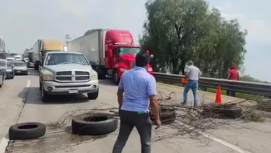 Ciudadanos de Tepeji del Río bloquean la autopista México-Querétaro