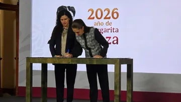 Claudia Sheinbaum durante la firma de la reforma constitucional que establece nuevos requisitos de nacionalidad para candidatos.