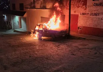 Camioneta incendiada en calle de Pachuca.