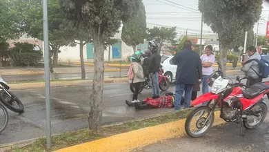 Paramédicos atienden a motociclista lesionado tras derrape en avenida Juárez de Tizayuca.