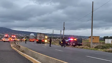 Pipa de Pemex volcada en el kilómetro 41 de la carretera Pachuca–Sahagún, en Tlanalapa, Hidalgo.