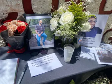 Alumnos del CECyTEH rinden homenaje al profesor Jesús