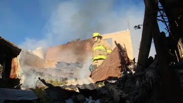 Humo denso elevándose de una vivienda incendiada