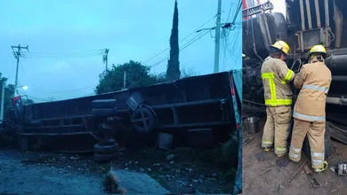 Tractocamión cae sobre camioneta en Tepeji