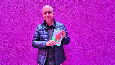 A través de sus páginas, La bruma y el detective se transforma en un viaje filosófico