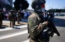 miembro del Equipo de Respuesta Especial de ICE monta guardia frente al Centro de Detención Metropolitano