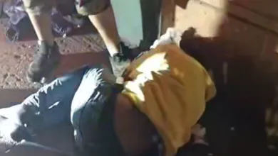 Ciclistas rodean a presunto ladrón tras intento de robo en Tulancingo.