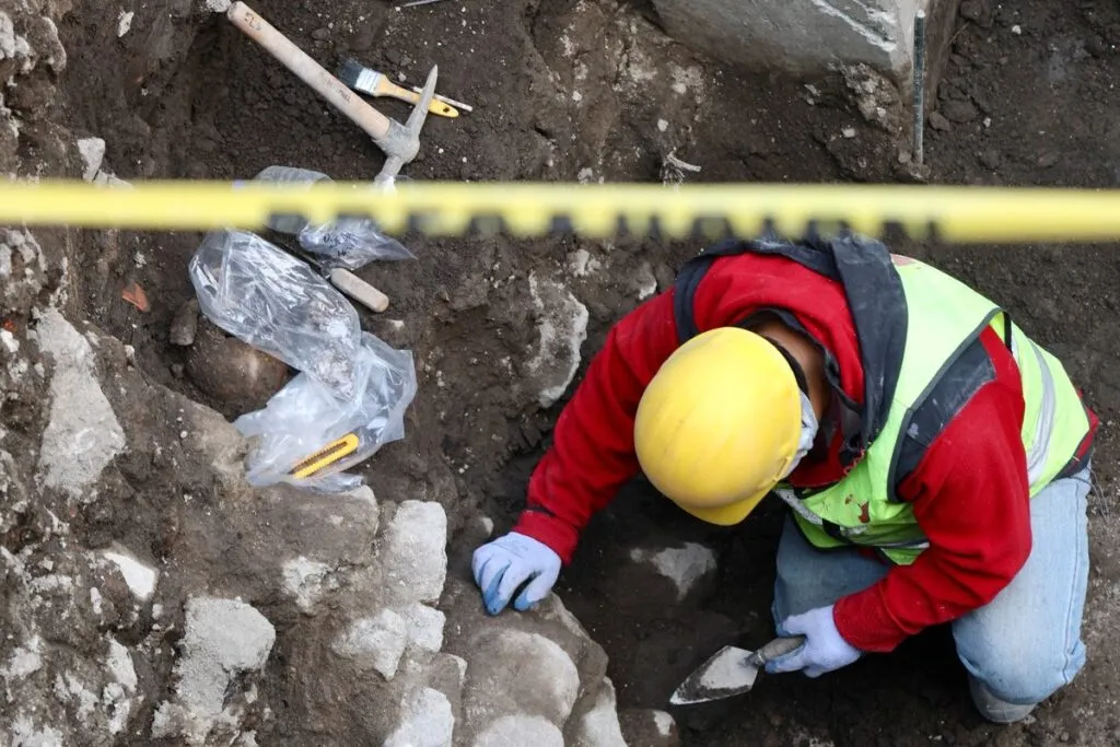 CDMX tiene nueva zona arqueológica: INAH descubre vestigios en Calzada Flotante, aquí las FOTOS