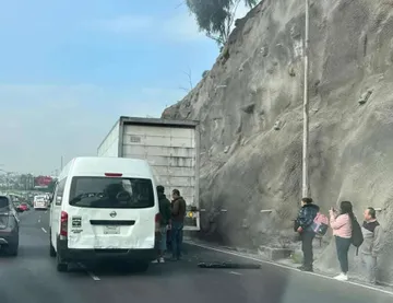 Autopista México-Pachuca: así rescataron a mujer prensada del transporte público