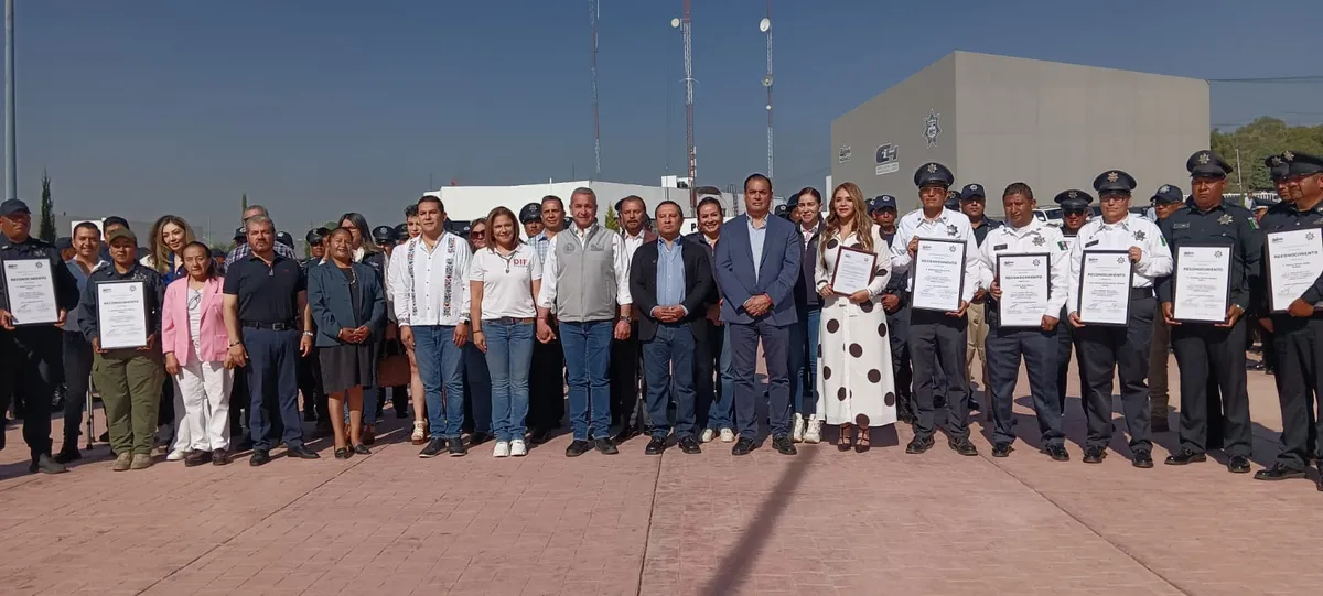 Suben de grado a 27 policías de Pachuca