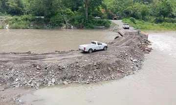 Habilitan paso provisional en Huehuetla tras una semana aislados; pobladores urgen puente definitivo