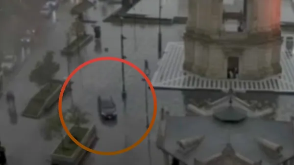 Automóvil ingresando a la Plaza Independencia de Pachuca