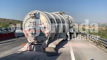 Tractocamión genera cierre de carril en Arco Norte