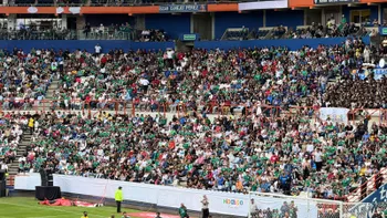 Leyendas de México y Sudáfrica disputan partido en el Estadio Hidalgo.