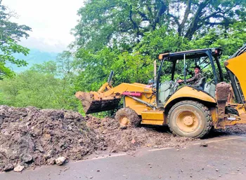 Las lluvias siguen causando estragos en la Sierra Alta. Autoridades trabajan para evitar que comunidades de Calnali queden incomunicadas.