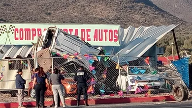 Camioneta vuelca y cae en lote de autos en Tlanalapa
