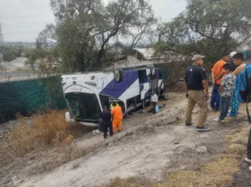 Volcadura de autobús deja cuantiosos lesionados sobre la autopista México-Pirámides