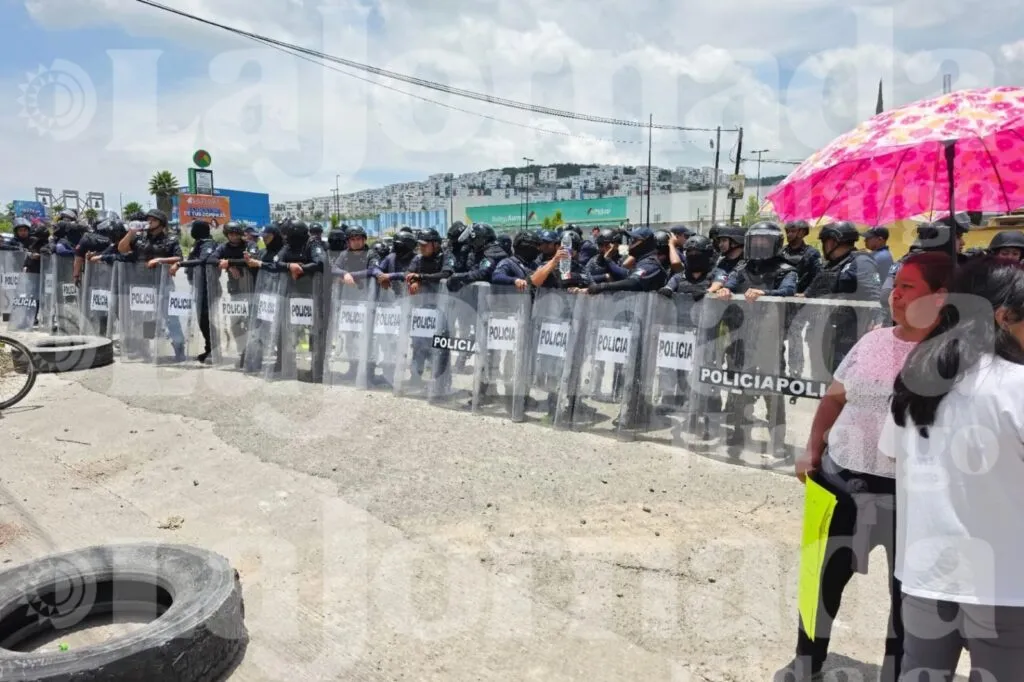 Tensión en Tepeji del Río: liberan con granaderos bloqueo por obras del tren México-Querétaro