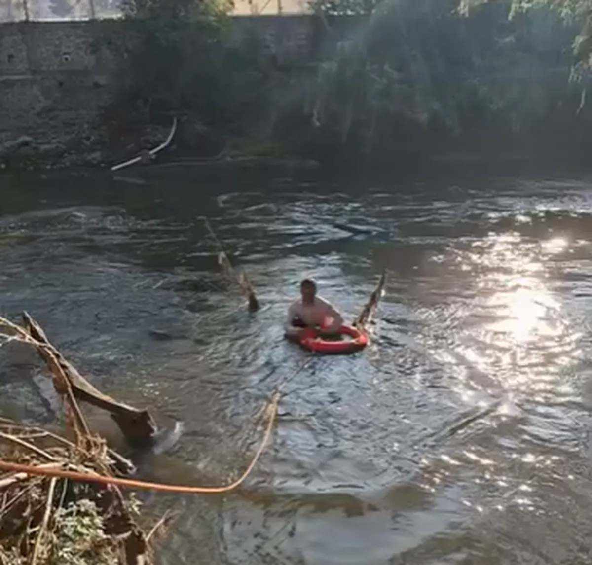 Hombre en situación de cale cae al río Tula en Ixmiquilpan
