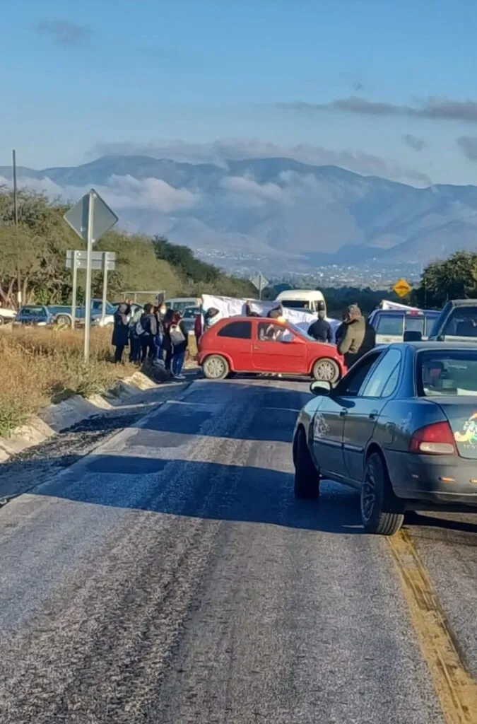 Bloqueo en carretera de Zimapán: protesta personal del Hospital Regional
