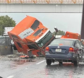 Tráiler choca sobre la autopista México-Pachuca a la altura de Tizayuca