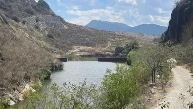 Autoridades acordonan presa en Tepeitic tras hallazgo de un hombre con manos atadas y golpes visibles.