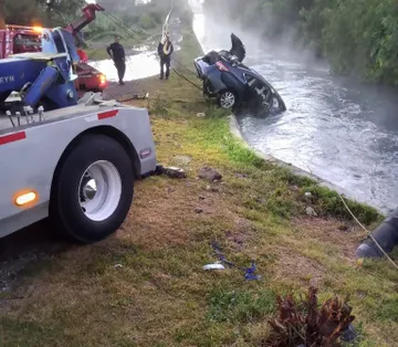 Tezontepec de Aldama: vehículo particular cae a canal de aguas negras; no hubo heridos